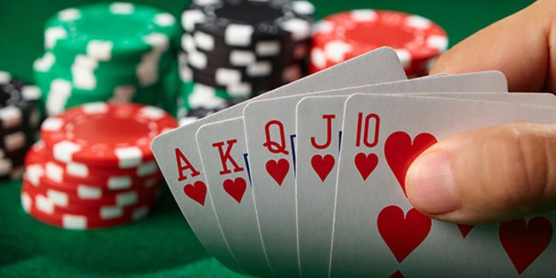 Poker là gì? Khái niệm cơ bản, cách chơi và các loại bài phổ biến.